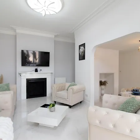 Open Mind Property - Hottub, 8 Beds & 2 Car Spaces Portsmouth Exterior photo
