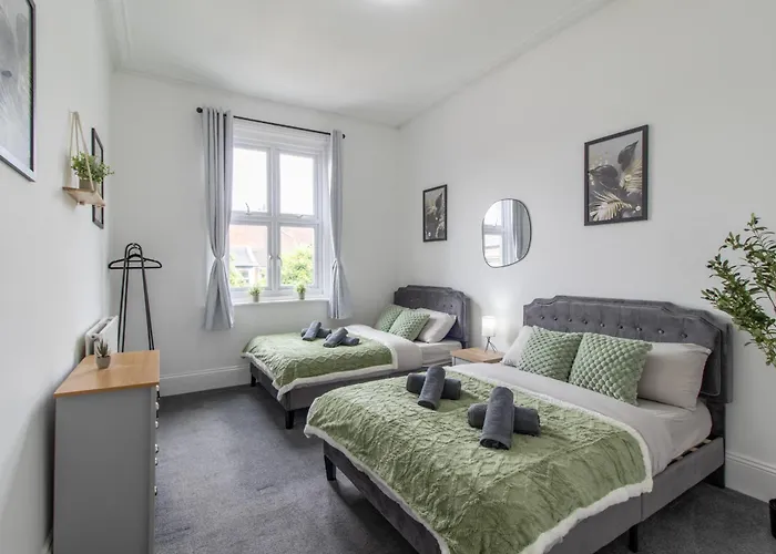Open Mind Property - Hottub, 8 Beds & 2 Car Spaces