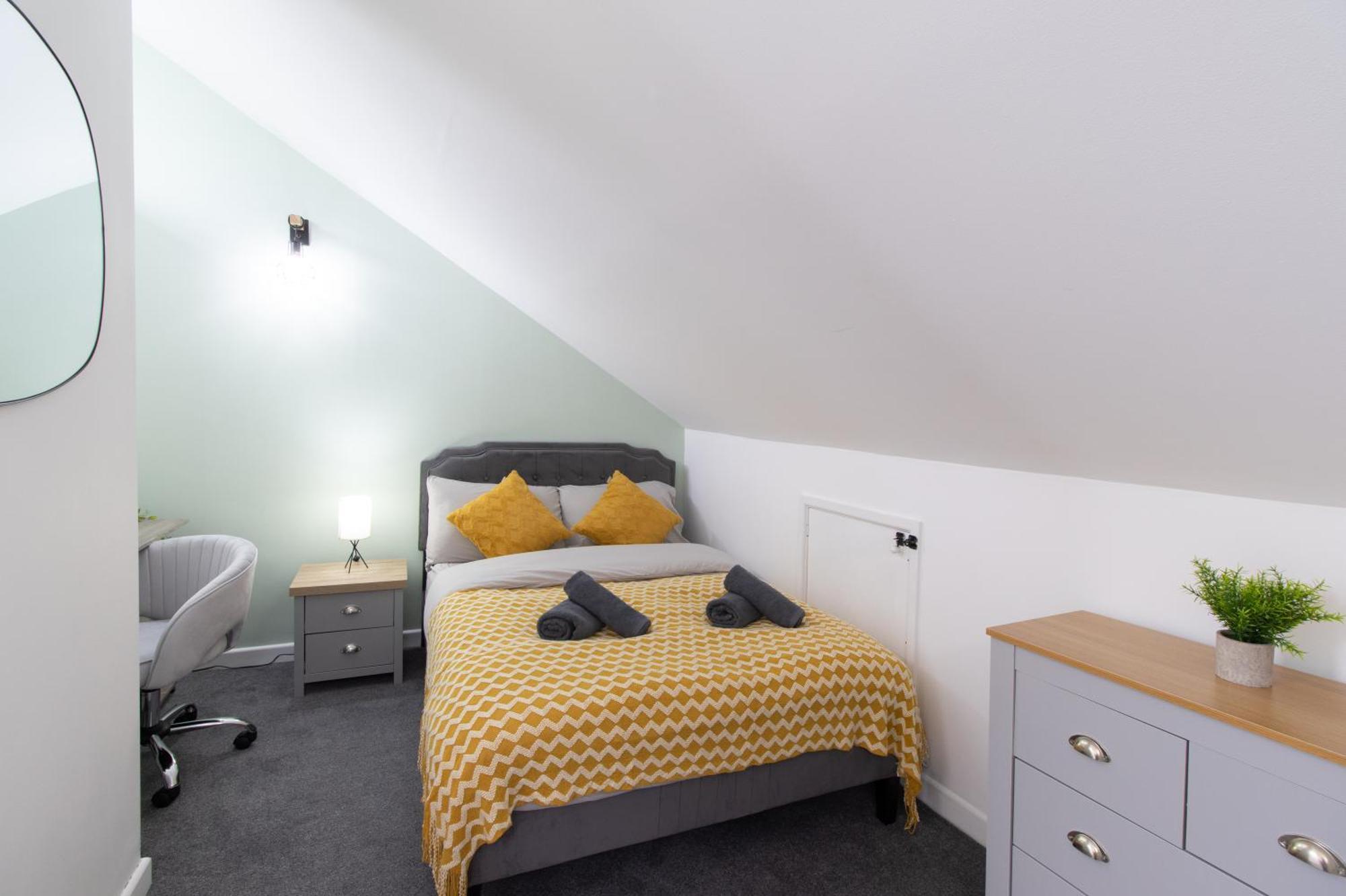 Open Mind Property - Hottub, 8 Beds & 2 Car Spaces Holiday home Portsmouth