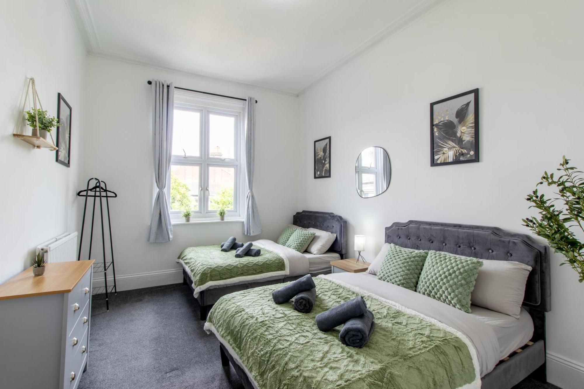 Open Mind Property - Hottub, 8 Beds & 2 Car Spaces