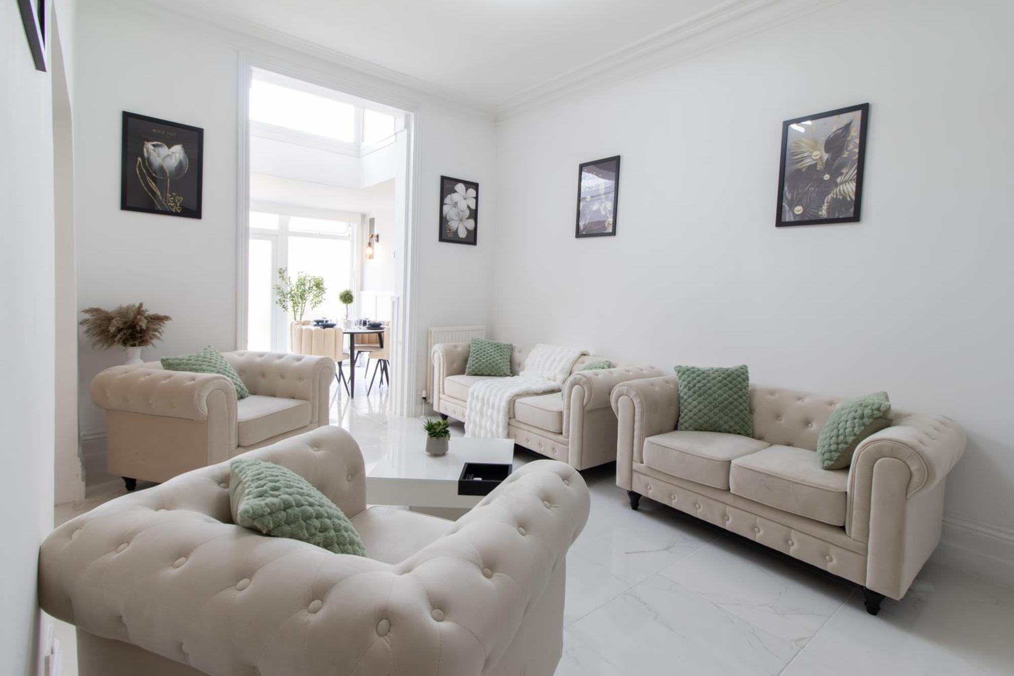 Open Mind Property - Hottub, 8 Beds & 2 Car Spaces Holiday home *