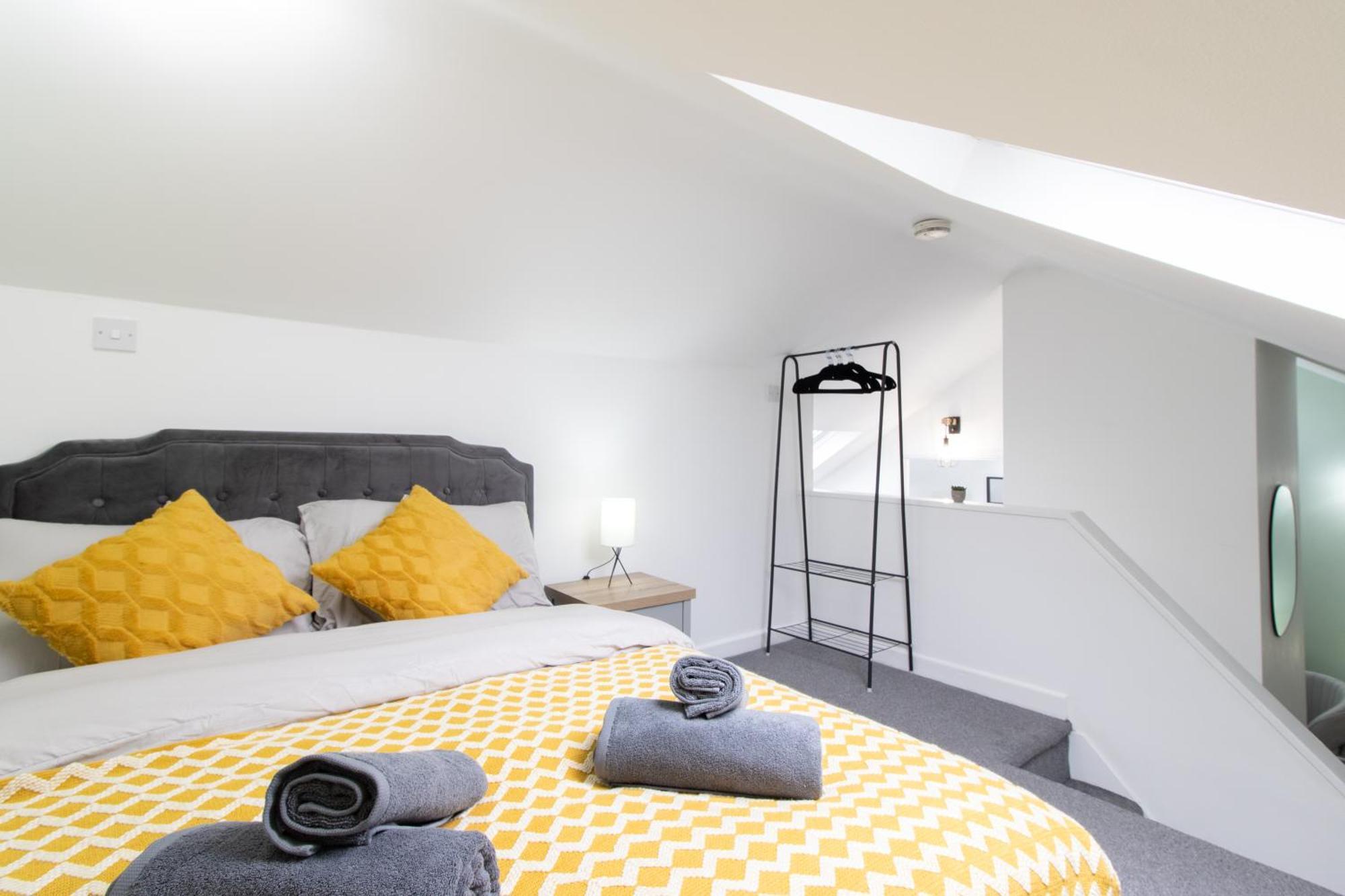 Open Mind Property - Hottub, 8 Beds & 2 Car Spaces *