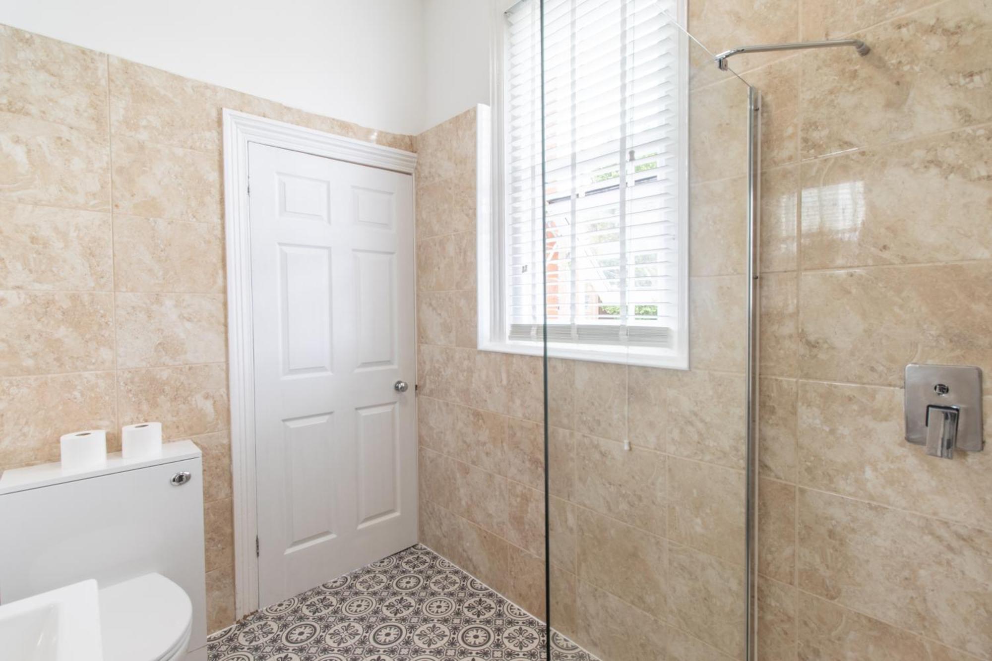 Open Mind Property - Hottub, 8 Beds & 2 Car Spaces *