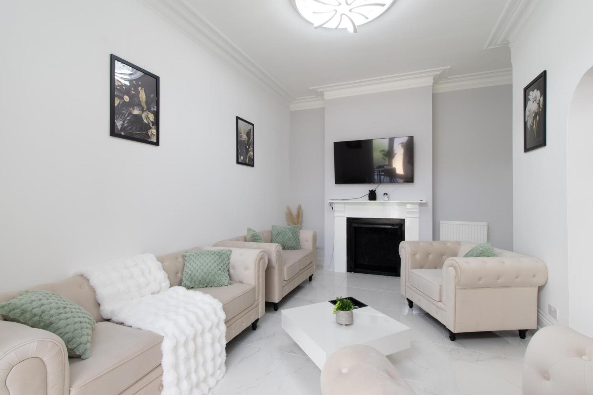 Open Mind Property - Hottub, 8 Beds & 2 Car Spaces *
