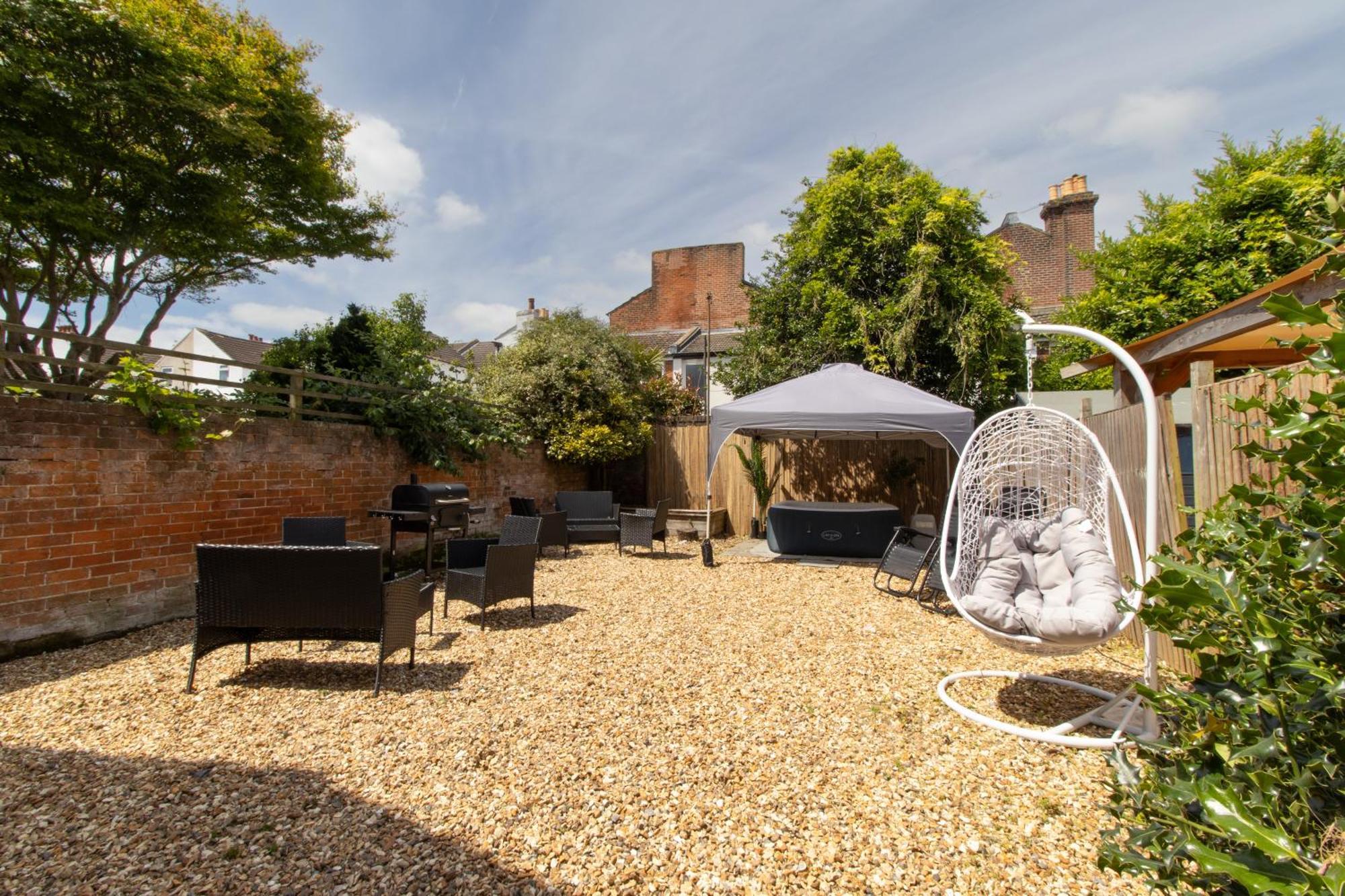 Open Mind Property - Hottub, 8 Beds & 2 Car Spaces